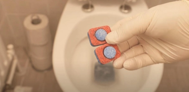 Er gibt Spülmaschinentabs in die Toilette: Sehen Sie, was passiert