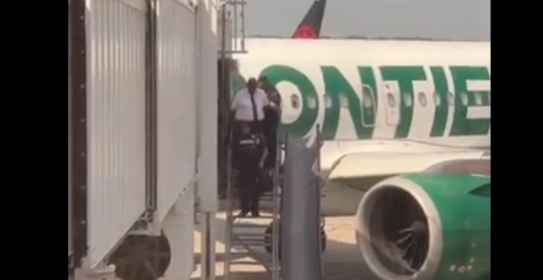 Pilot von Polizei aus Flugzeug eskortiert und verhaftet