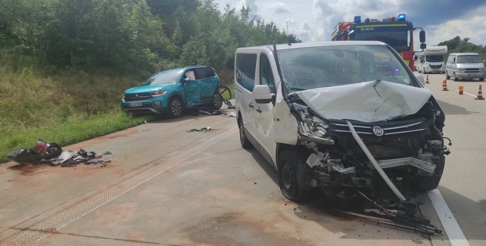 Schwerer Unfall auf der A4: Acht Verletzte, darunter drei Kinder