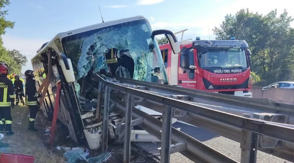 Touristenbus in schwerem Unfall in Italien: Ein Toter und mehrere Verletzte