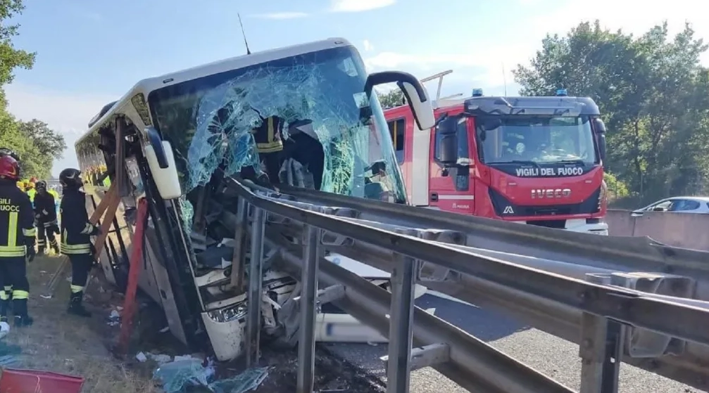 Touristenbus in schwerem Unfall in Italien: Ein Toter und mehrere Verletzte