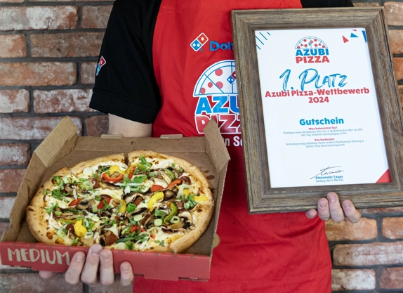 Azubi-Pizza kommt auf die Speisekarte: Domino’s würdigt Nachwuchstalente