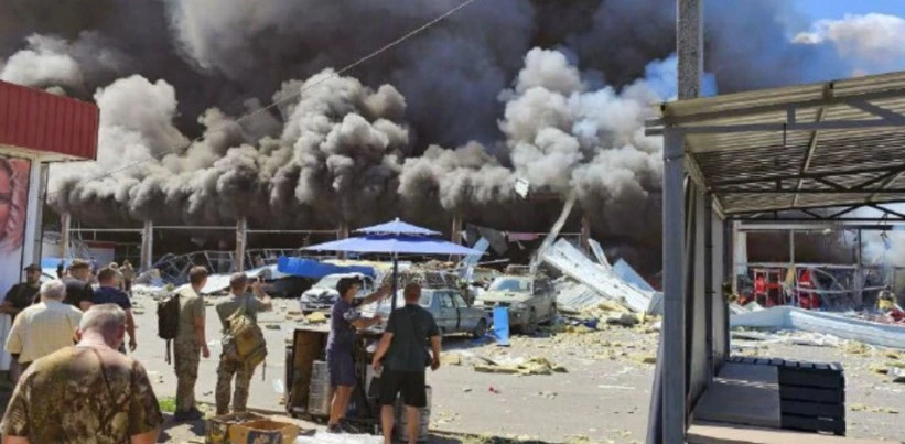 Russischer Raketenangriff auf Supermarkt tötet 11 und verletzt 37