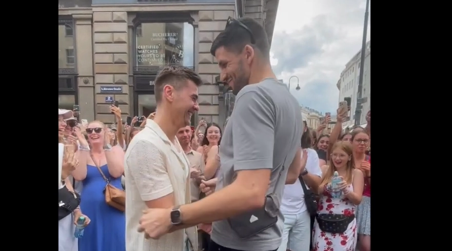 Romantischer Heiratsantrag bei Taylor Swift-Singalong in Wien