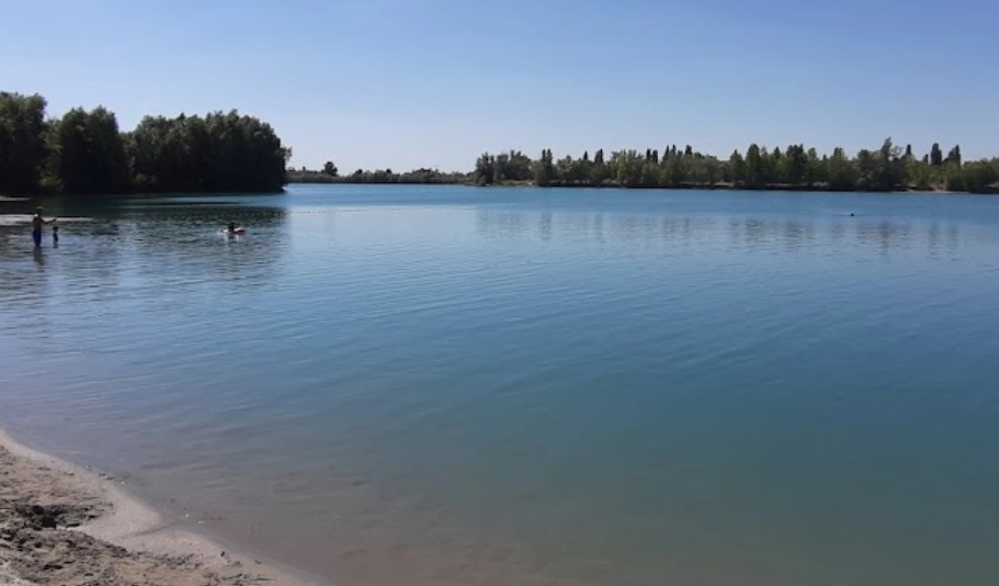 Tragödie am Pfarrwiesensee: 19-Jähriger bei tragischem Badeunfall ertrunken