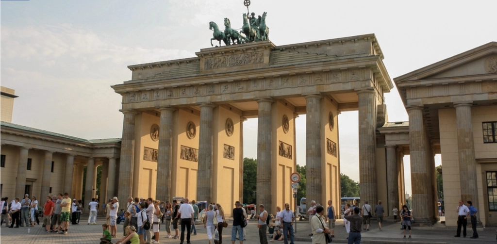 Aktivisten wegen Beschädigung des ikonischen Brandenburger Tors freigesprochen