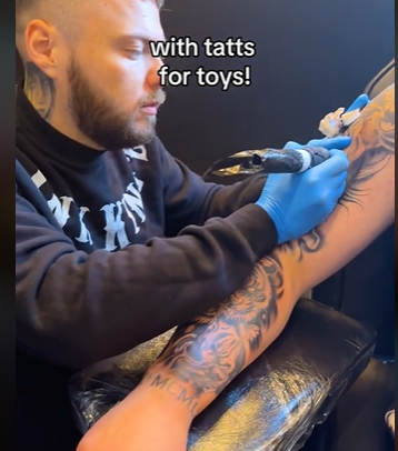 Dieser Tattoo-Künstler macht Weihnachten für Kinder unvergesslich