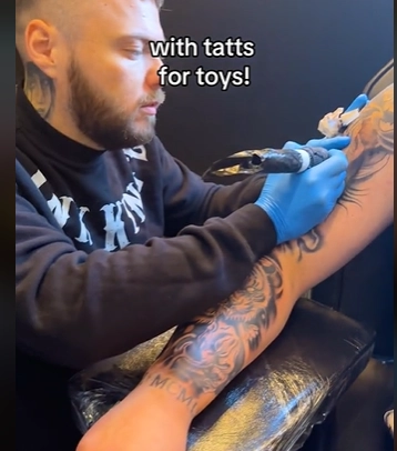 Dieser Tattoo-Künstler macht Weihnachten für Kinder unvergesslich
