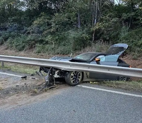 Kontrollverlust nach Spurwechsel: Pkw prallt in Schutzplanke auf der A65