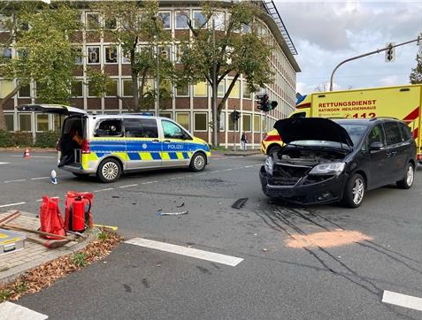 Verkehrsunfall mit Streifenwagen – hoher Schaden in Ratingen