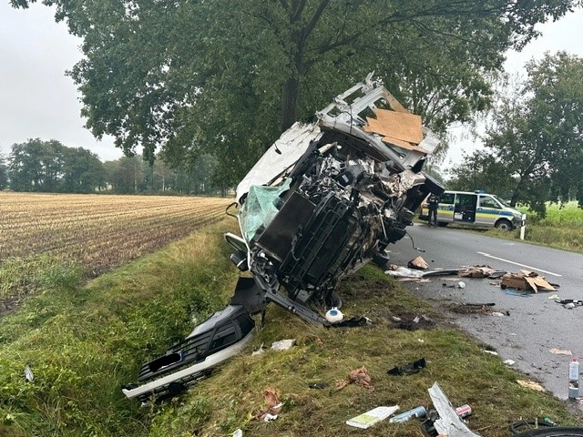 Tragischer Unfall auf regennasser Straße: Fahrer stirbt noch am Unfallort