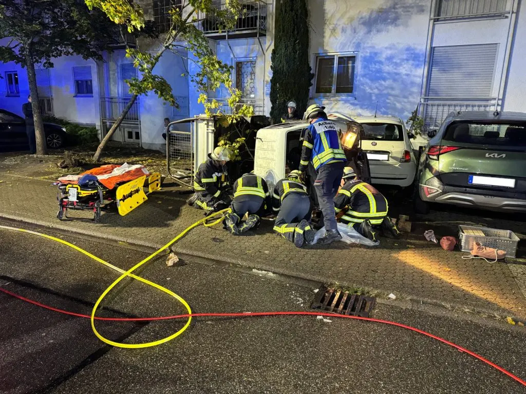 Feuerwehr rettet LKW-Fahrer: Fahrer unter Fahrerkabine eingeklemmt