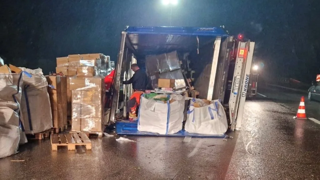 Unfall auf der A3: Sattelzug kippt auf regennasser Fahrbahn