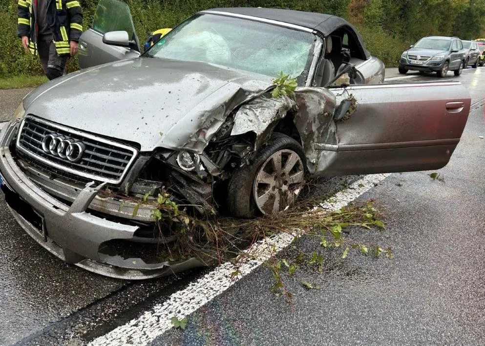 Verkehrsunfall auf der A65: Autofahrer verliert Kontrolle und kollidiert mit LKW