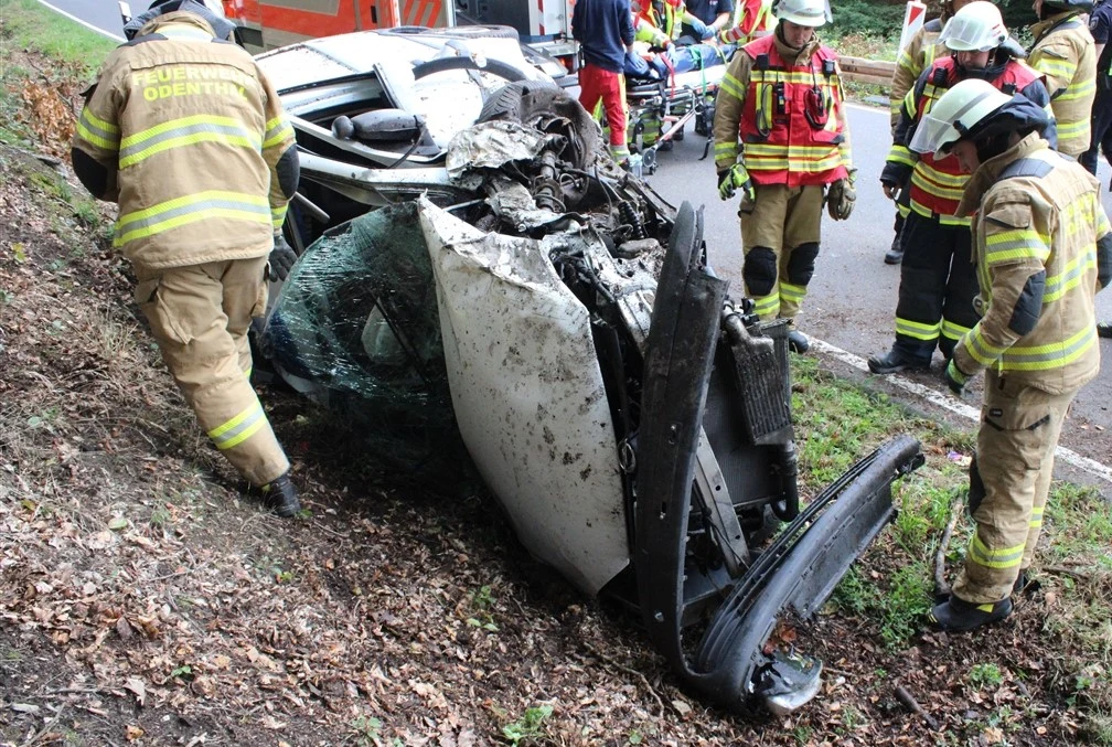Schwerer Unfall in Kürten: 21-Jähriger kollidiert mit Baum