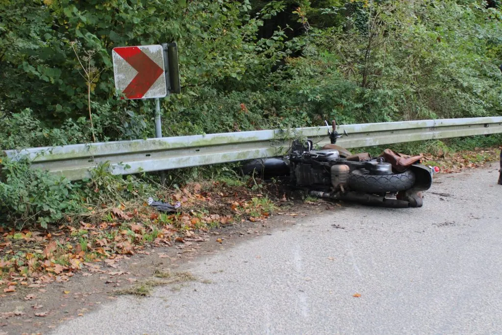 Kontrollverlust in der Kurve: Motorradfahrer bei Alleinunfall schwer verletzt