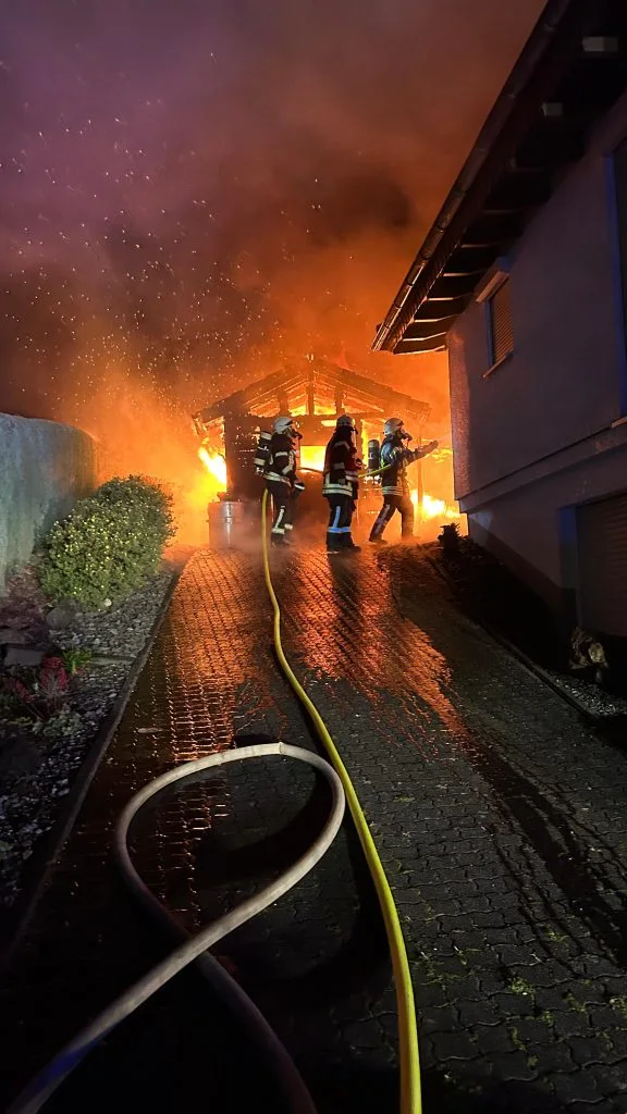 Großbrand in Obervalbert: Feuerwehr verhindert Übergreifen der Flammen auf Wohnhaus