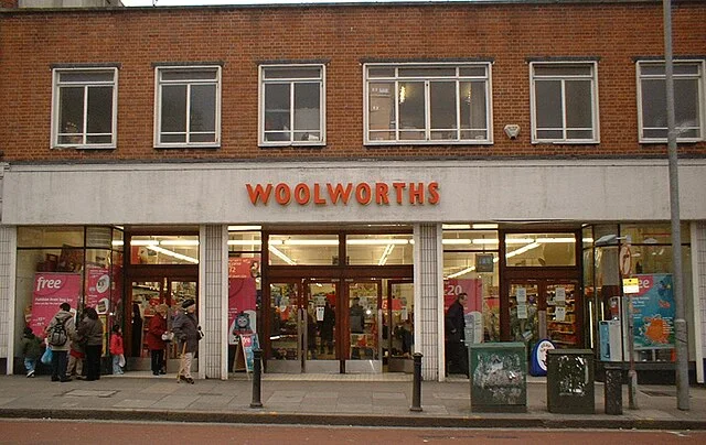 Überforderte Mutter von Großer Hilfe eines Woolworths-Mitarbeiters verblüfft.
