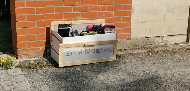 „Zu verschenken“-Müll am Straßenrand: Warum das Abstellen illegal ist