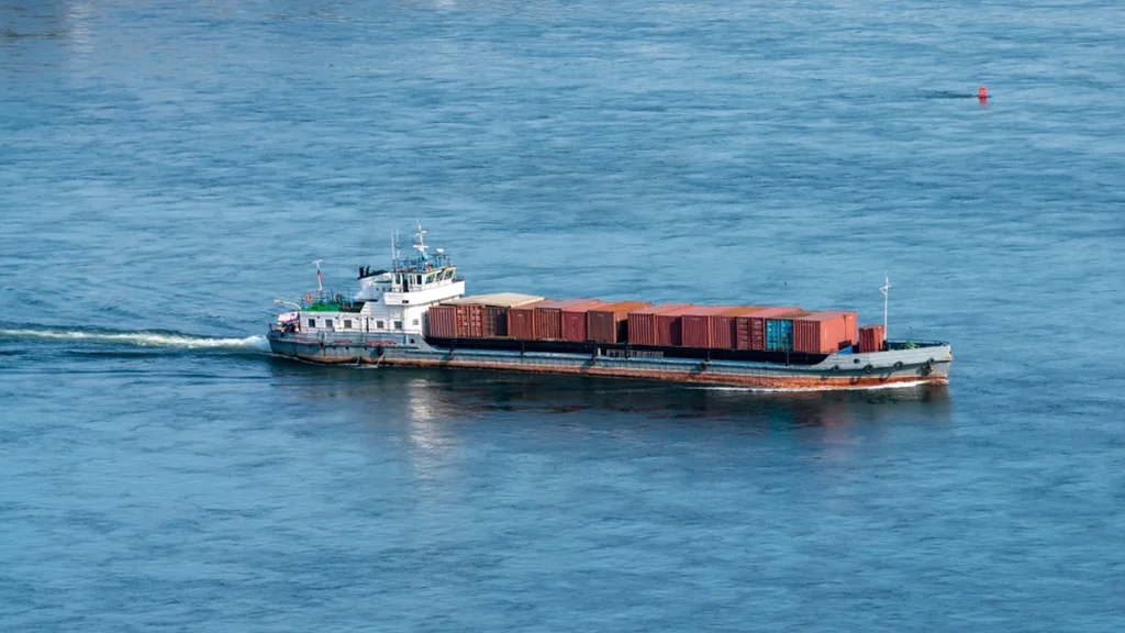 Russisches Frachtschiff in Seenot nach Rumpfschaden
