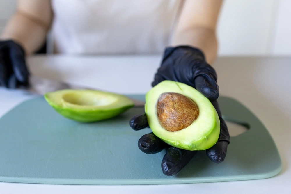 Mit Bananen schneller reif: So gelingt die perfekte Avocado