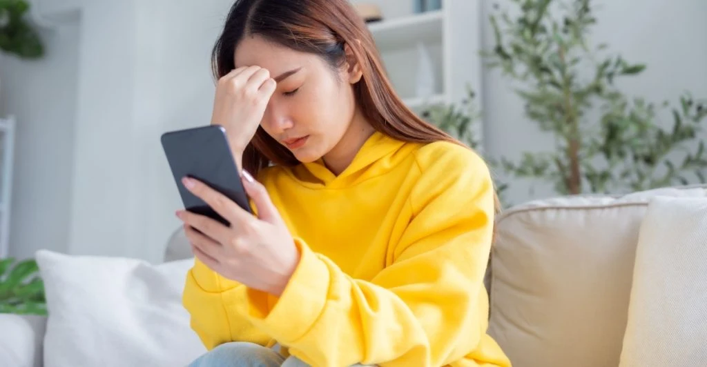 Hast du FOMO (Fear of Missing Out)? Hier sind 10 Anzeichen dafür, dass du dein Handy nicht aus der Hand legen kannst.