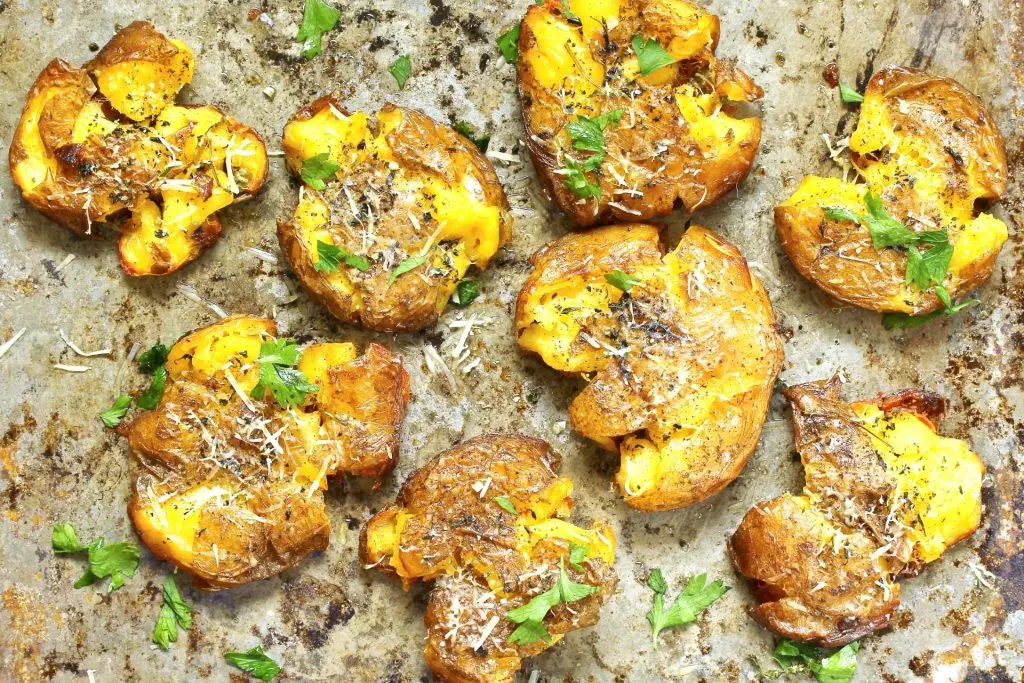 Knusprig, frisch und voller Aroma: Smashed Potatoes mit Zitronen-Schmand bringen den Frühling auf den Teller