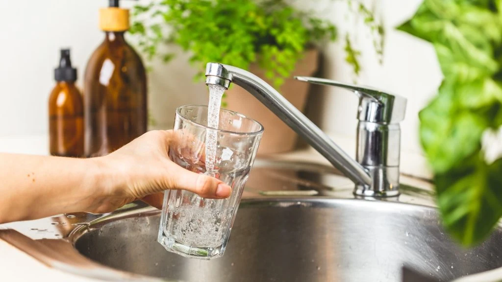 Wasseraufnahme nach Alter: Wie viel sollten Sie wirklich trinken?