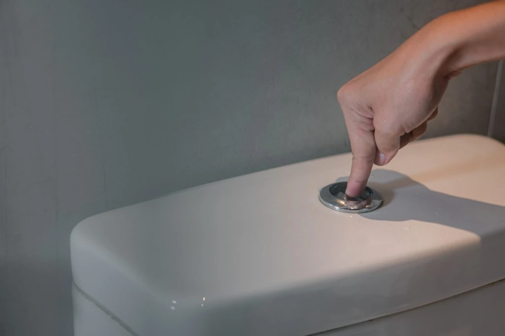 Sollte man den Toilettendeckel vor dem Spülen eigentlich schließen? Die Antwort könnte Sie überraschen!