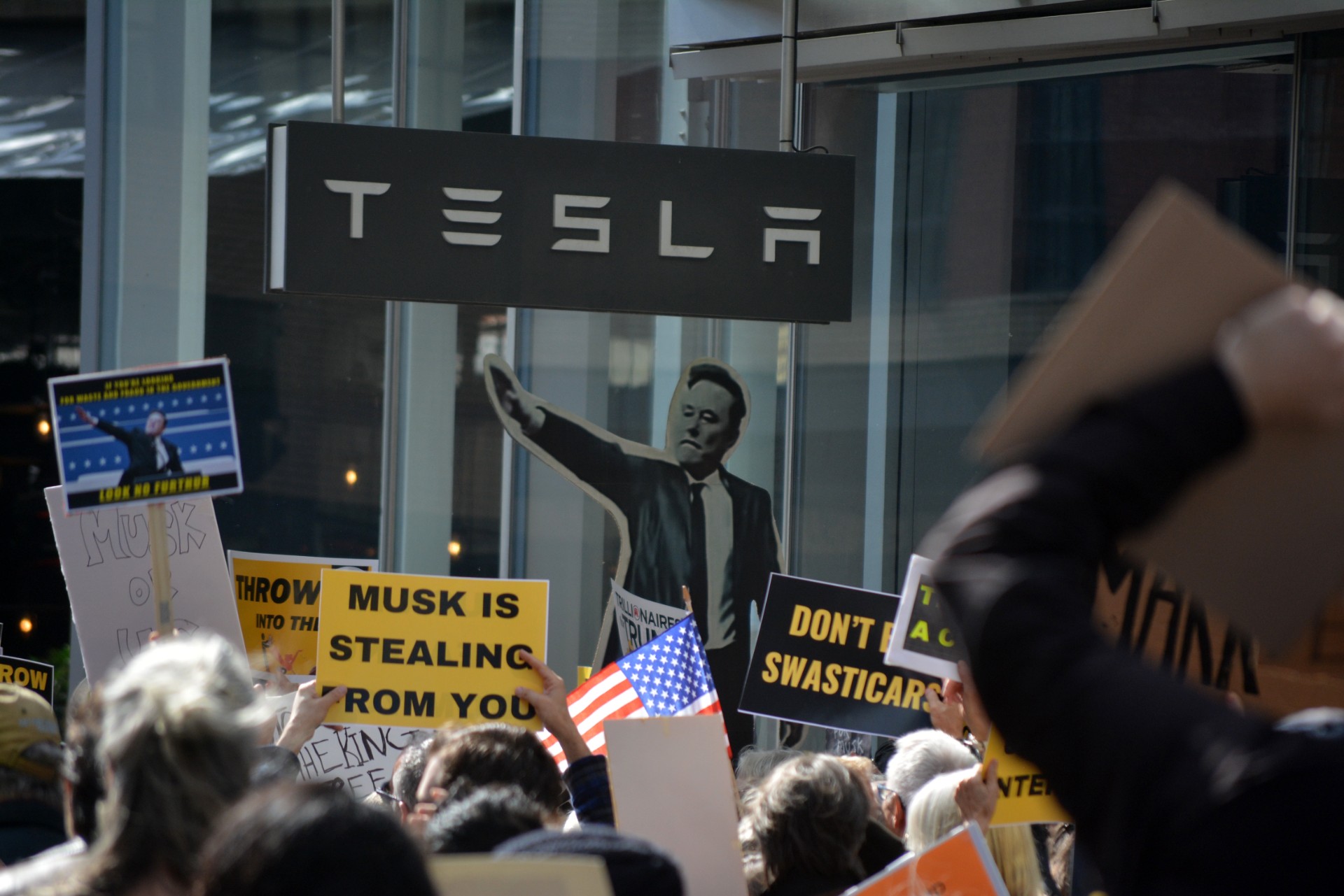 Europas Interesse an Tesla erlahmt – Absatz halbiert sich zu Jahresbeginn